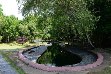 TRANG, THAILAND - 23 Mart 2022: Kantang Sıcak Bahar Parkı, Park, turistlerin ve insanların ayaklarını bandırıp iyi sağlık için sıcak bir duş almalarına izin veriyor. 