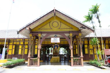 TRANG, THAILAND - 23 Mart 2022: Kantang Tren İstasyonu, Güney Andaman tren yolunun son terminali, istasyon Güzel Sanatlar Departmanı tarafından antik bir yer olarak kaydedildi.