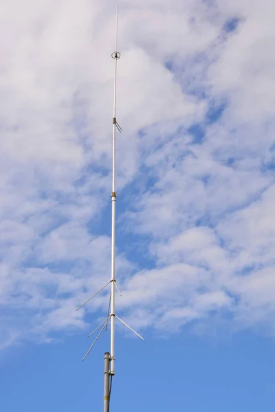 Телекоммуникационные Антенны Облачным Голубым Небом Заднем Плане — стоковое фото