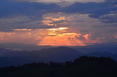 Metin eklemek için günbatımı, gündoğumu ve kopyalama alanı ile renkli gökyüzü