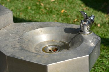 Halk parkında içme suyu dağıtıcısı