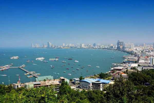 Pattaya Körfezi, Pattaya Viewpoint, Khao Phra Tamnak, Chonburi, Tayland 'dan görünüyor.