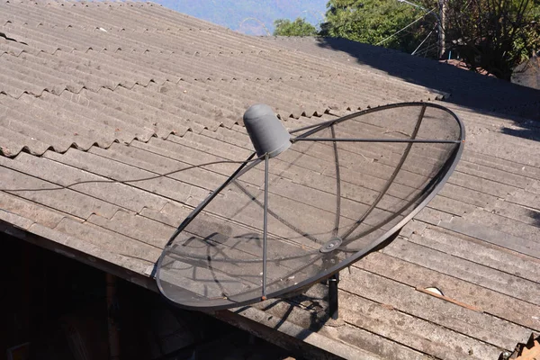 Satellitenschüssel Oder Sendeantennen Auf Dem Hausdach — Stockfoto