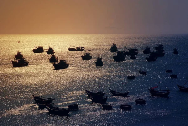 Puesta Sol Mar Con Muchos Barcos Pesca — Foto de Stock