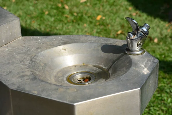 Halk parkında içme suyu dağıtıcısı