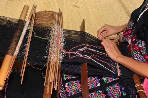 Das Traditionelle Weben Von Karen Auf Einem Holzwebstuhl Ist Ein — Stockfoto