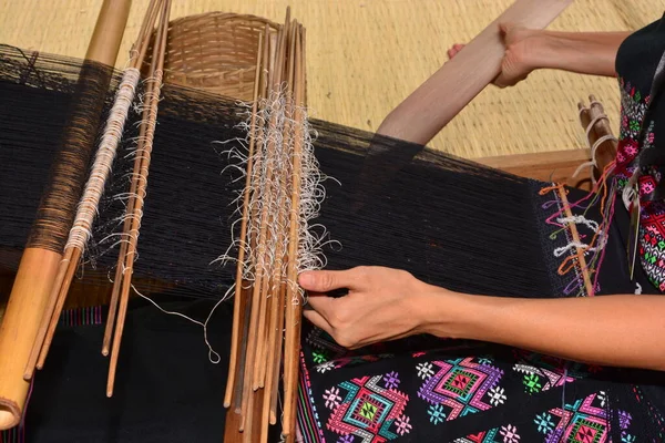 Das Traditionelle Weben Von Karen Auf Einem Holzwebstuhl Ist Ein — Stockfoto