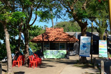 KRABI, THAILAND - 24 Mart 2022: Ao Nang Tekne Hizmetleri Kooperatifi Ao Nang Plajı, Krabi Eyaleti, Tayland