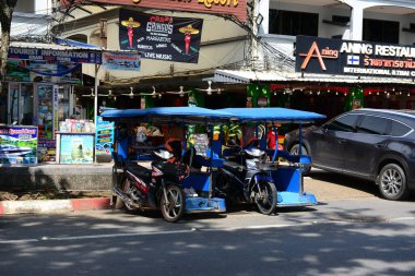 KRABI, THAILAND - 24 Mart 2022: motosiklet karavanı Ao Nang Beach, Krabi Eyaleti, Tayland 'da popüler bir motosiklet yan treyleridir.