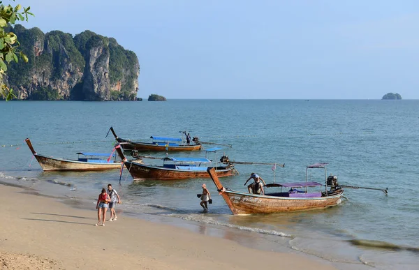 Krabi Tailandia Marzo 2022 Los Turistas Embarcan Largo Barco Playa —  Fotos de Stock