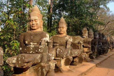 Angkor Thom, Siem Reap, Kamboçya kapısında Samudra Manthan (Devas Çekici Vasuki) sahnesini tasvir eden taşlardan oyulmuş antik devas heykelleri.