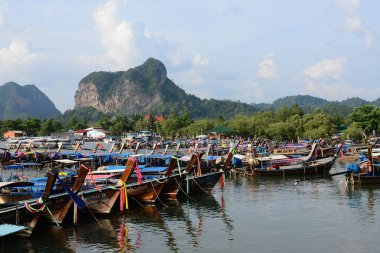 KRABI, THAILAND - 23 Mart 2022: Nopparat Thara Limanı 'ndaki Nopparat Thara Sahil Durağı aslında Tayland' ın Krabi Eyaleti 'ndeki Hat NopPharat Thara-Mu Phi Ulusal Phi parkının bir parçasıdır.