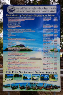 KRABI, THAILAND - 23 Mart 2022: Tayland 'ın Krabi Eyaleti Nopparat Thara İskelesi Kooperatifi Ao Nang Tekne Hizmetleri Kooperatifi tarafından adalara giden teknenin fiyat listesini gösteren imza.