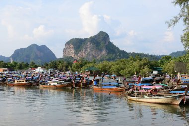 KRABI, THAILAND - 23 Mart 2022: Nopparat Thara Limanı 'ndaki Nopparat Thara Sahil Durağı aslında Tayland' ın Krabi Eyaleti 'ndeki Hat NopPharat Thara-Mu Phi Ulusal Phi parkının bir parçasıdır.