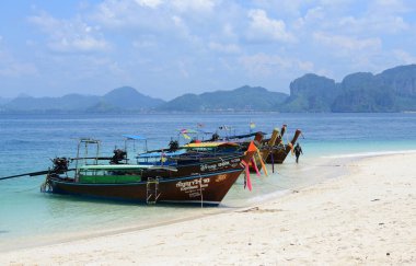 KRABI, THAILAND - 24 Mart 2022 Phra Nang Mağara Sahili 'nden Ao Nang Sahili, Tayland