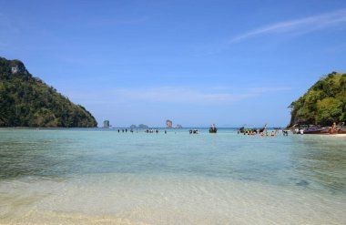 KRABI, THAILAND - 24 Mart 2022: Birçok turist Koh Thap 'tan Koh Mor' a kadar Thale Waek (Ayrı Deniz), Krabi Eyaleti, Tayland