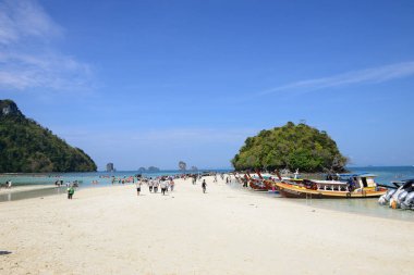 KRABI, THAILAND - 24 Mart 2022: Birçok turist Thale Waek (Ayrı Deniz), Krabi Eyaleti, Tayland