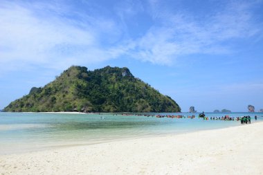 KRABI, THAILAND - 24 Mart 2022: Birçok turist Koh Thap 'tan Koh Mor' a kadar Thale Waek (Ayrı Deniz), Krabi Eyaleti, Tayland