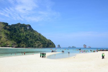 KRABI, THAILAND - 24 Mart 2022: Birçok turist Koh Thap 'tan Koh Mor' a kadar Thale Waek (Ayrı Deniz), Krabi Eyaleti, Tayland
