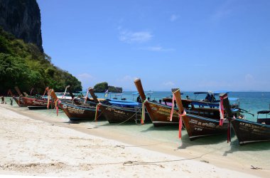 KRABI, THAILAND - 24 Mart 2022: Birçok uzun kuyruklu tekne Railey Sahili 'nde turistleri bekliyor