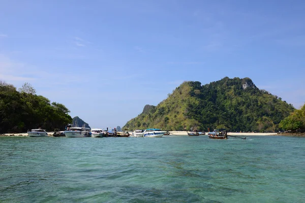 KRABI, THAILAND - 24 Mart 2022: Sürat tekneleri ve uzun kuyruklu tekneler Thale Waek, (Ayrı Deniz), Krabi Eyaleti, Tayland