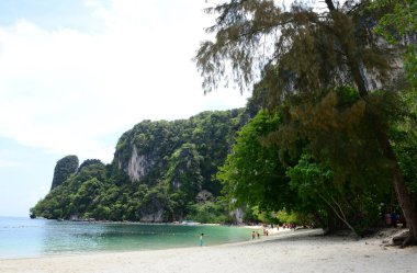 KRABI, THAILAND - 25 Mart 2022: Birçok turist Hong Adası 'ndaki rıhtımdan, Bok Khorani Milli Parkı' na yürür