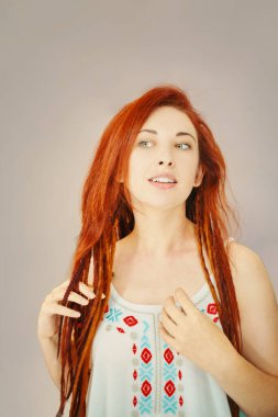 Kızıl saçlı, uzun saçlı kız..