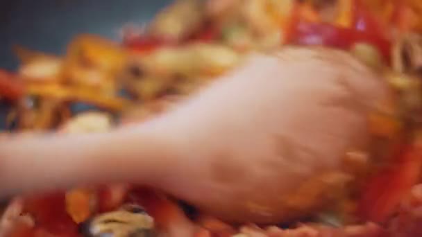 Prato de mexilhões, camarão, pimentão búlgaro vermelho e cenouras. — Vídeo de Stock