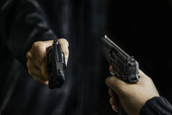 Két férfi egymás felé szegezett fegyverrel.. — Stock Fotó