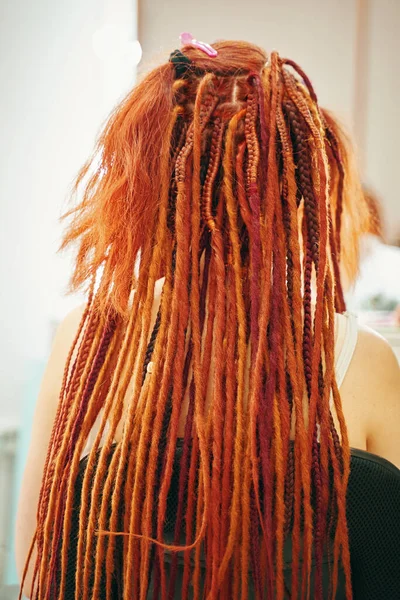 Vue de dos de fille avec dreadlocks rouge et orange de kanekalon. — Photo