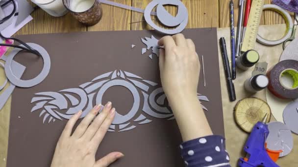 Menschliche Hände kleben Details des Musters auf ein Blatt EVA-Schaum. — Stockvideo