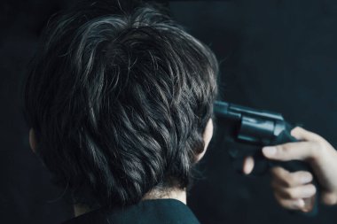 Silahlı bir adam intihar etmeye hazırlanıyor..