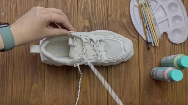 女人们从运动鞋中抽出鞋带的头像. — 图库视频影像