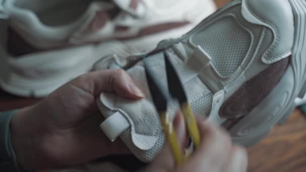 Close-up of womens hands with scissors cut off protruding threads. — Stock Video