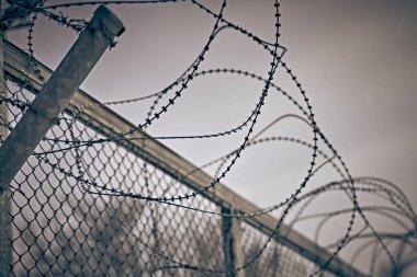 Yasak bölge dikenli çit.