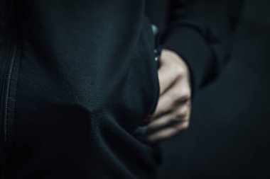 Suçlular silahlarını kıyafetlerinde saklarlar..