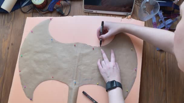 Cosplayer maakt Keltische bijl op houten tafel. — Stockvideo