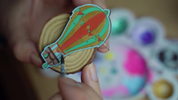 Broche para colorear de manos humanas con pintura acrílica de imagen de globo de aire. — Vídeos de Stock