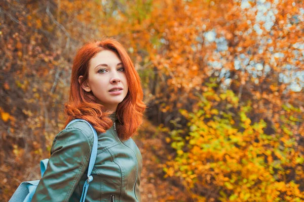 Ung kvinna med höstens träd. — Stockfoto