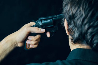 Silahlı bir adam intihar etmeye hazırlanıyor..