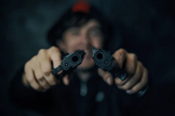 Duas pistolas nas mãos dos homens são apontadas para a câmera. — Fotografia de Stock