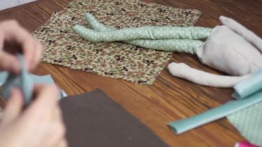 Kadınlar sevimli bir bez bebek dikiyor..