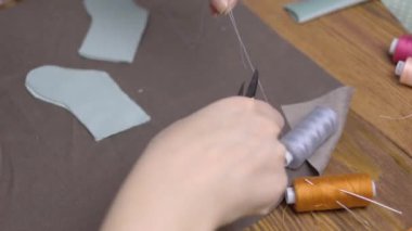 Kadınların elleri makasla ipliği keser..