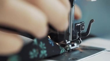 Kadın elleri dikiş makinesinde çalışıyor..