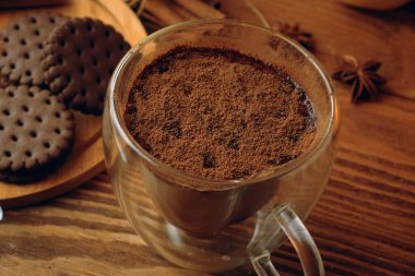 Süt kakao ve kurabiye masada..