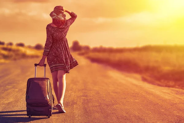Όμορφη γυναίκα t ταξιδεύουν με τις αποσκευές ηλιοβασίλεμα Εικόνα Αρχείου