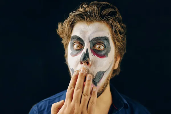 Homem mascarado do dia da morte no Halloween — Fotografia de Stock