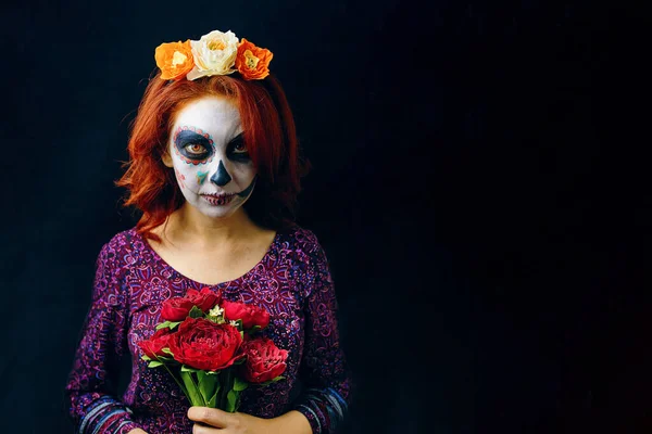 Uma jovem mulher no dia da máscara morta crânio rosto arte. — Fotografia de Stock