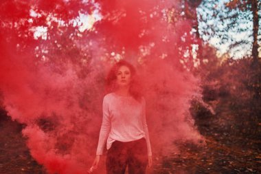 Ormanda sigara içen bir kadın.