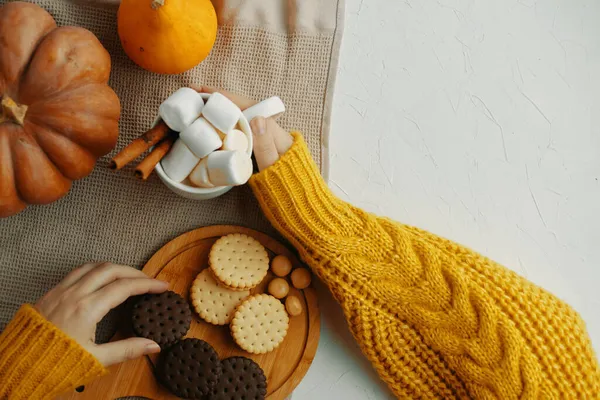 Biscoitos de abóbora com xícaras de café . — Fotografia de Stock